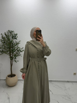 KLEID MIT SCHALDETAIL UND KNOPFDETAIL