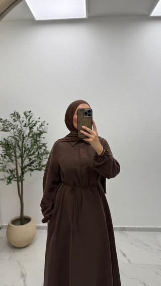 KLEID MIT WEITEM ROCKTEIL