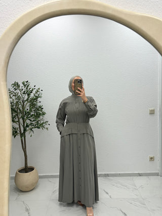 KLEID MIT ELASTISCHER TAILLE