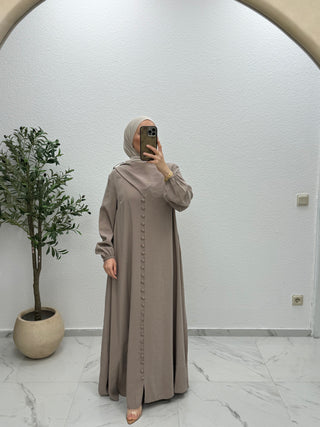 KLEID MIT SCHALDETAIL UND KNOPFDETAIL