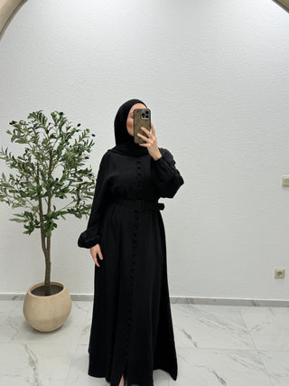 KLEID MIT KNOPFDETAILS UND GÜRTEL