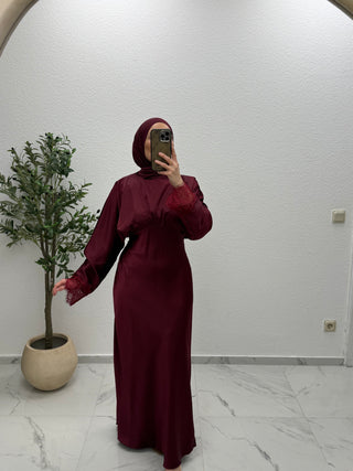 SATIN - KLEID MIT SPITZENDETAILS