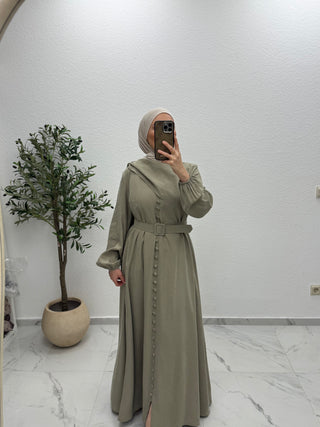 KLEID MIT SCHALDETAIL UND KNOPFDETAIL