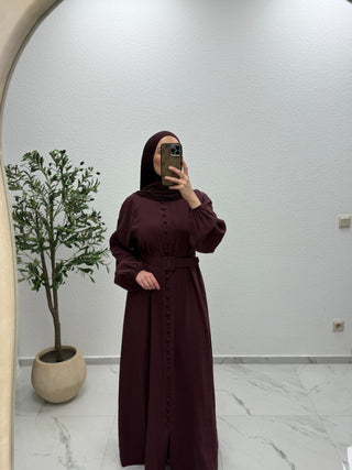 KLEID MIT KNOPFDETAILS UND GÜRTEL