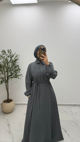 KLEID MIT WEITEM ROCKTEIL