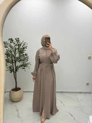 KLEID MIT KNOPFDETAILS UND GÜRTEL