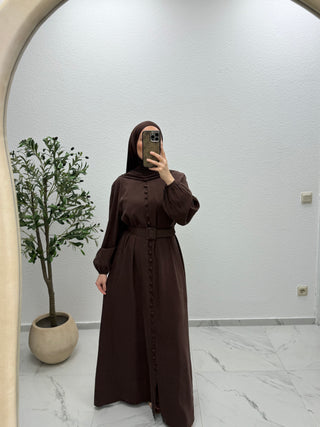 KLEID MIT KNOPFDETAILS UND GÜRTEL