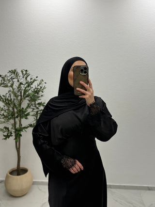 SATIN - KLEID MIT SPITZENDETAILS