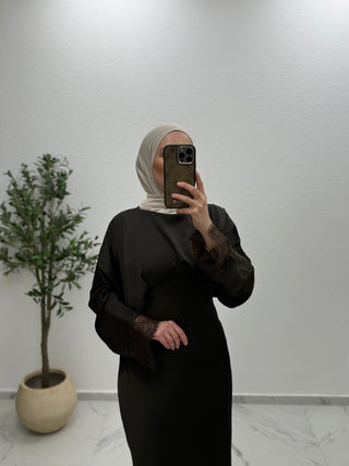 SATIN - KLEID MIT SPITZENDETAILS