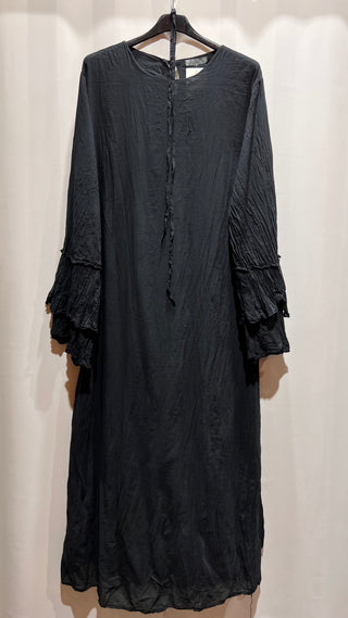 KLEID MIT VOLANTÄRMELN