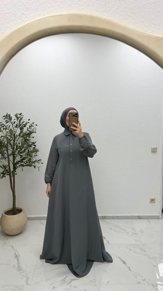 KLEID MIT WEITEM ROCKTEIL