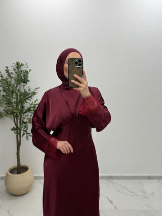 SATIN - KLEID MIT SPITZENDETAILS