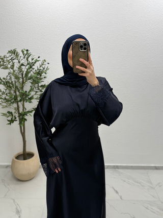 SATIN - KLEID MIT SPITZENDETAILS