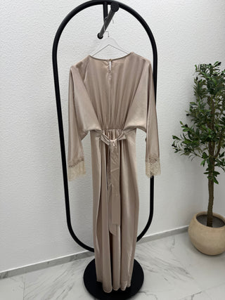 SATIN - KLEID MIT SPITZENDETAILS
