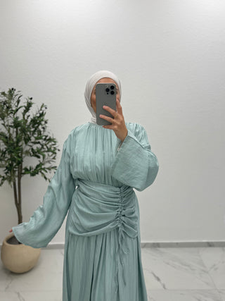 KLEID MIT DRAPIERUNG & WEITEM ÄRMEL