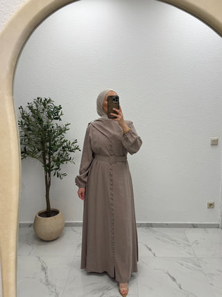 KLEID MIT SCHALDETAIL UND KNOPFDETAIL