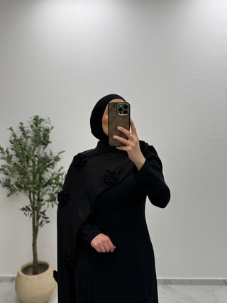 ABENDKLEID MIT LANGEM CAPE UND ROSENDETAILS