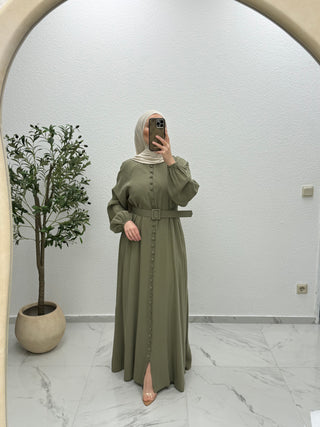 KLEID MIT KNOPFDETAILS UND GÜRTEL