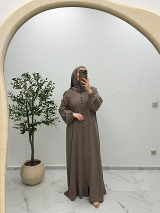 KLEID MIT KNOPFDETAILS UND GÜRTEL