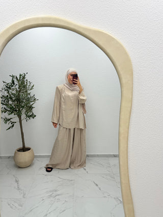 ZWEITEILER MIT ASYMMETRISCHEM OBERTEIL & WEITER HOSE