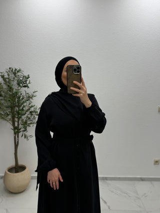 KLEID MIT SCHALDETAIL UND KNOPFDETAIL