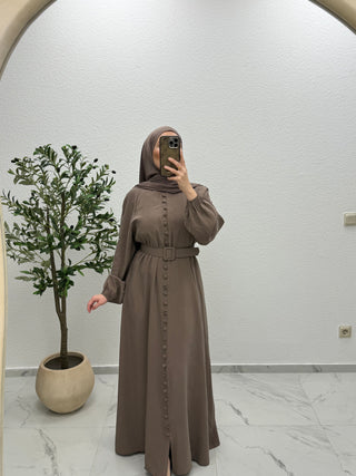 KLEID MIT KNOPFDETAILS UND GÜRTEL