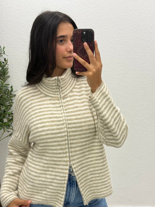 GESTREIFTE STRICKJACKE MIT REIẞVERSCHLUSS