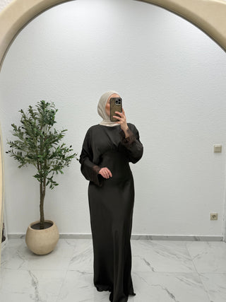 SATIN - KLEID MIT SPITZENDETAILS