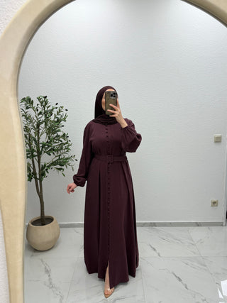 KLEID MIT KNOPFDETAILS UND GÜRTEL