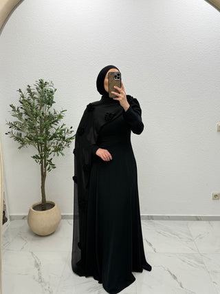 ABENDKLEID MIT LANGEM CAPE UND ROSENDETAILS