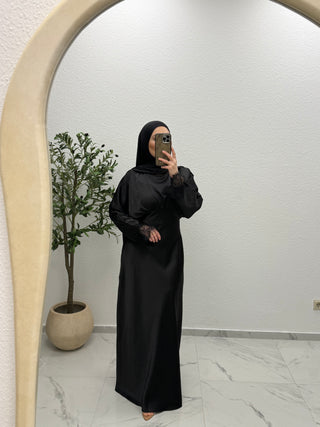 SATIN - KLEID MIT SPITZENDETAILS
