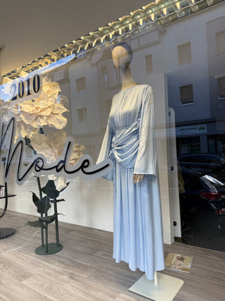 KLEID MIT DRAPIERUNG & WEITEM ÄRMEL