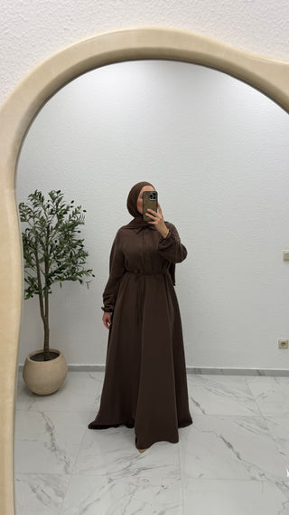 KLEID MIT WEITEM ROCKTEIL