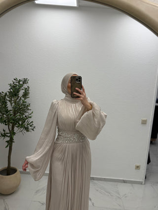 ABENDKLEID MIT SCHMUCKGÜRTEL