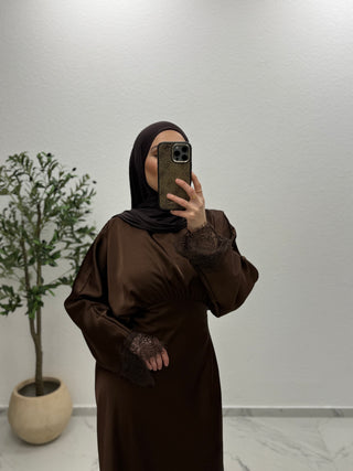 SATIN - KLEID MIT SPITZENDETAILS