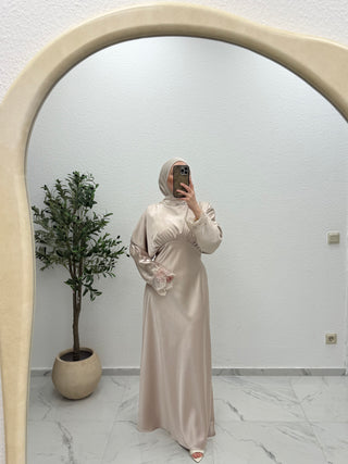 SATIN - KLEID MIT SPITZENDETAILS