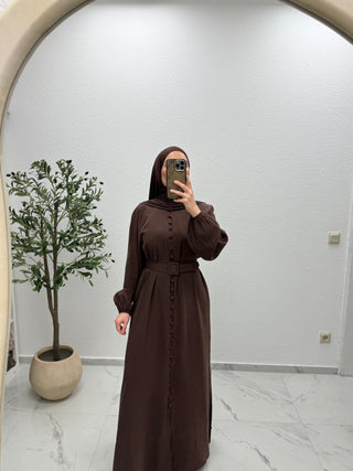 KLEID MIT KNOPFDETAILS UND GÜRTEL