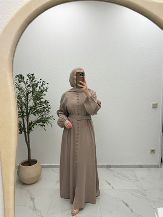 KLEID MIT KNOPFDETAILS UND GÜRTEL