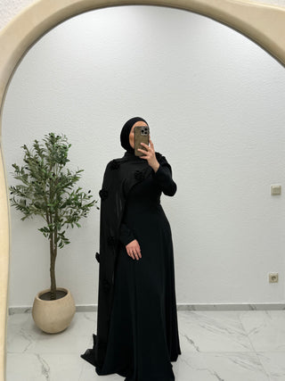 ABENDKLEID MIT LANGEM CAPE UND ROSENDETAILS