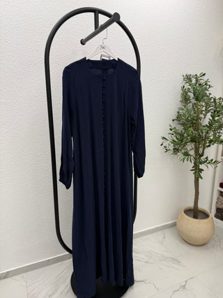 KLEID MIT KNOPFDETAILS UND GÜRTEL